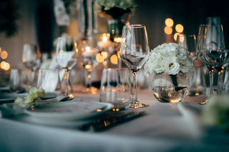 Home 133240826 luxuriöse tischeinstellungen für feines essen mit glaswaren schöner verschwommener hintergrund für